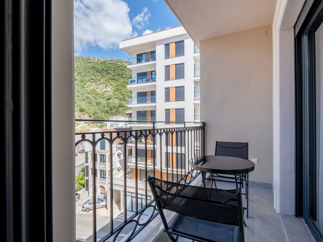 1 or 2 bedroom apartments in a building with sauna and swimming pool in Becici