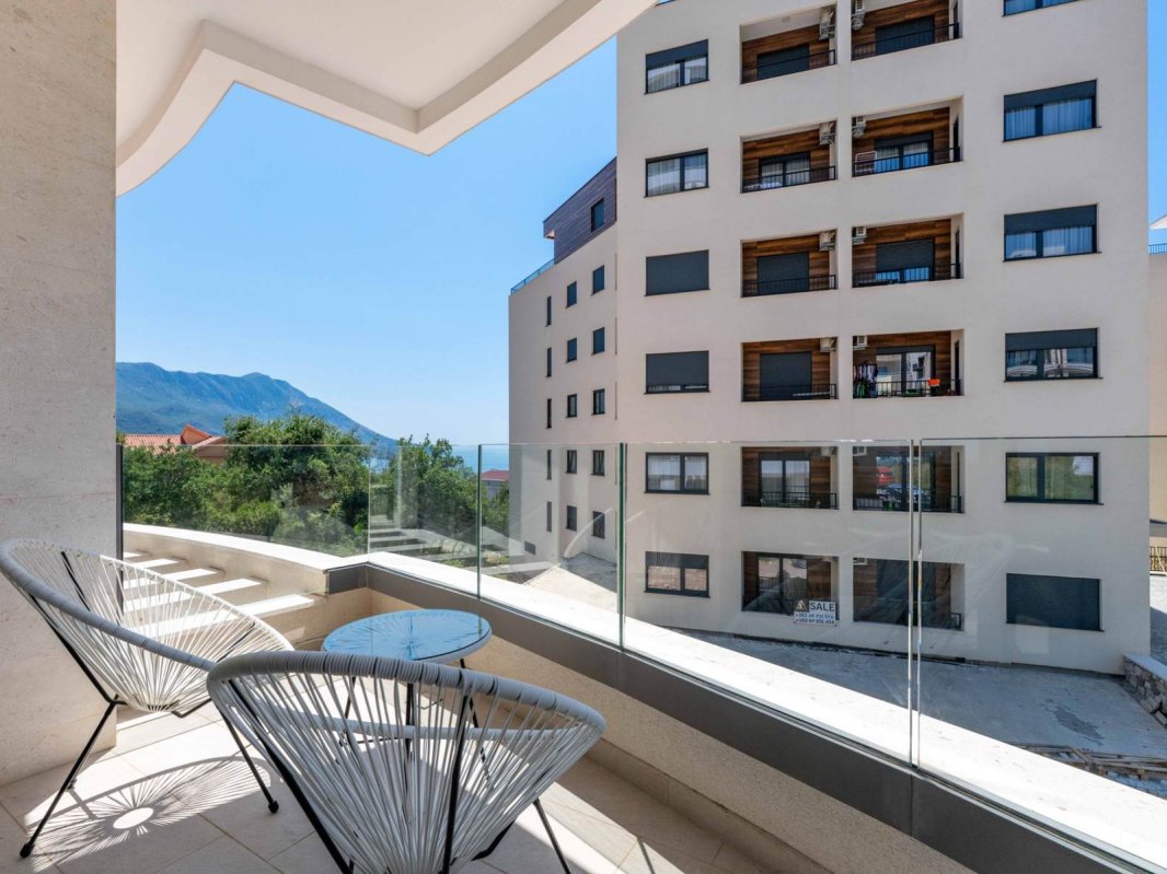 One-bedroom apartment with sea view for rent — Budva, Becici