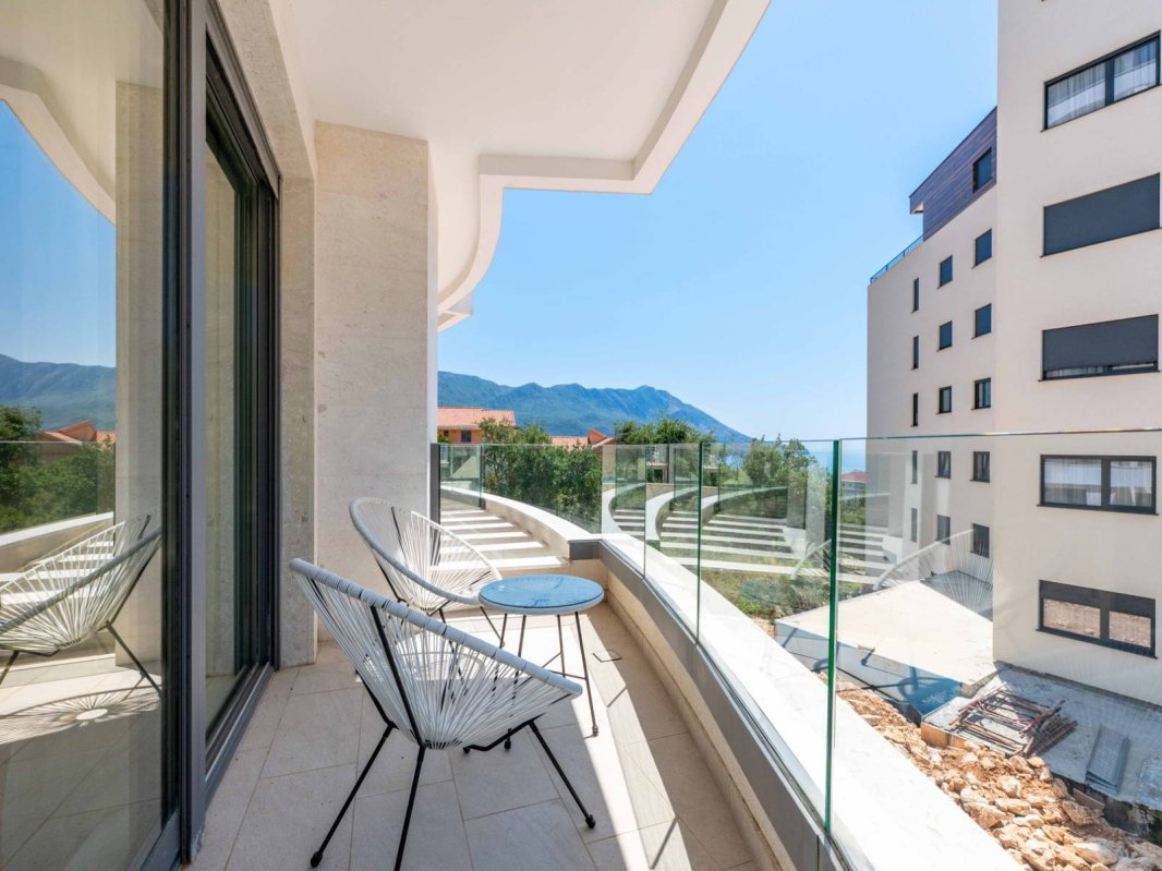 One-bedroom apartment with sea view for rent — Budva, Becici