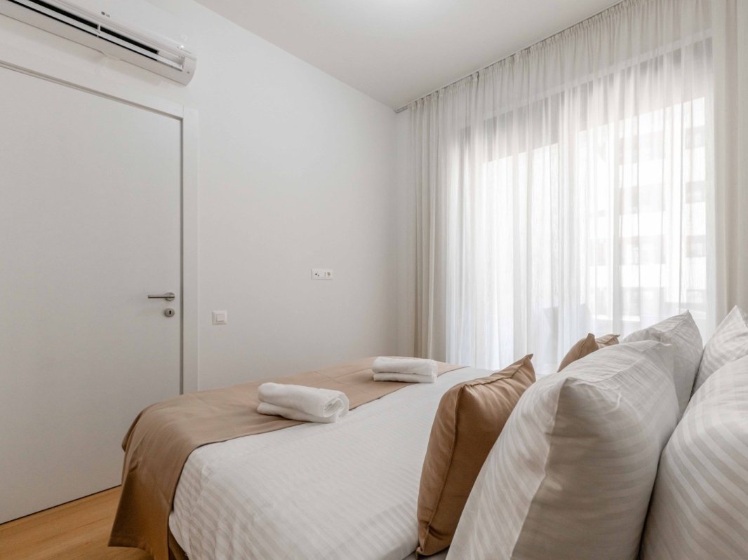 One-bedroom apartment with sea view for rent — Budva, Becici
