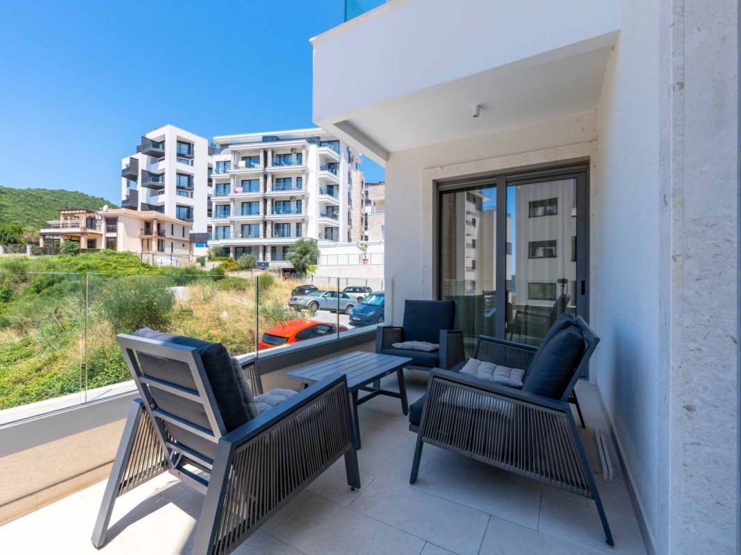 One-bedroom apartment with sea view for rent — Budva, Becici