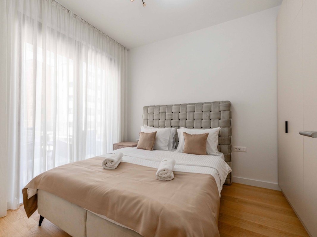 One-bedroom apartment with sea view for rent — Budva, Becici