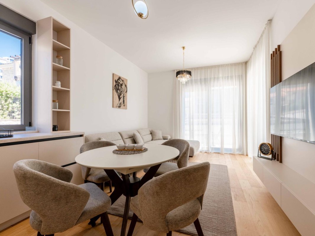One-bedroom apartment with sea view for rent — Budva, Becici