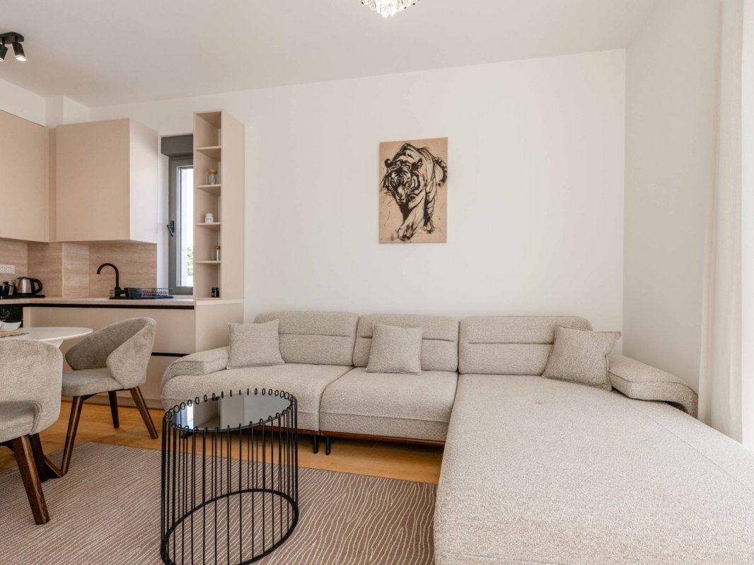 One-bedroom apartment with sea view for rent — Budva, Becici