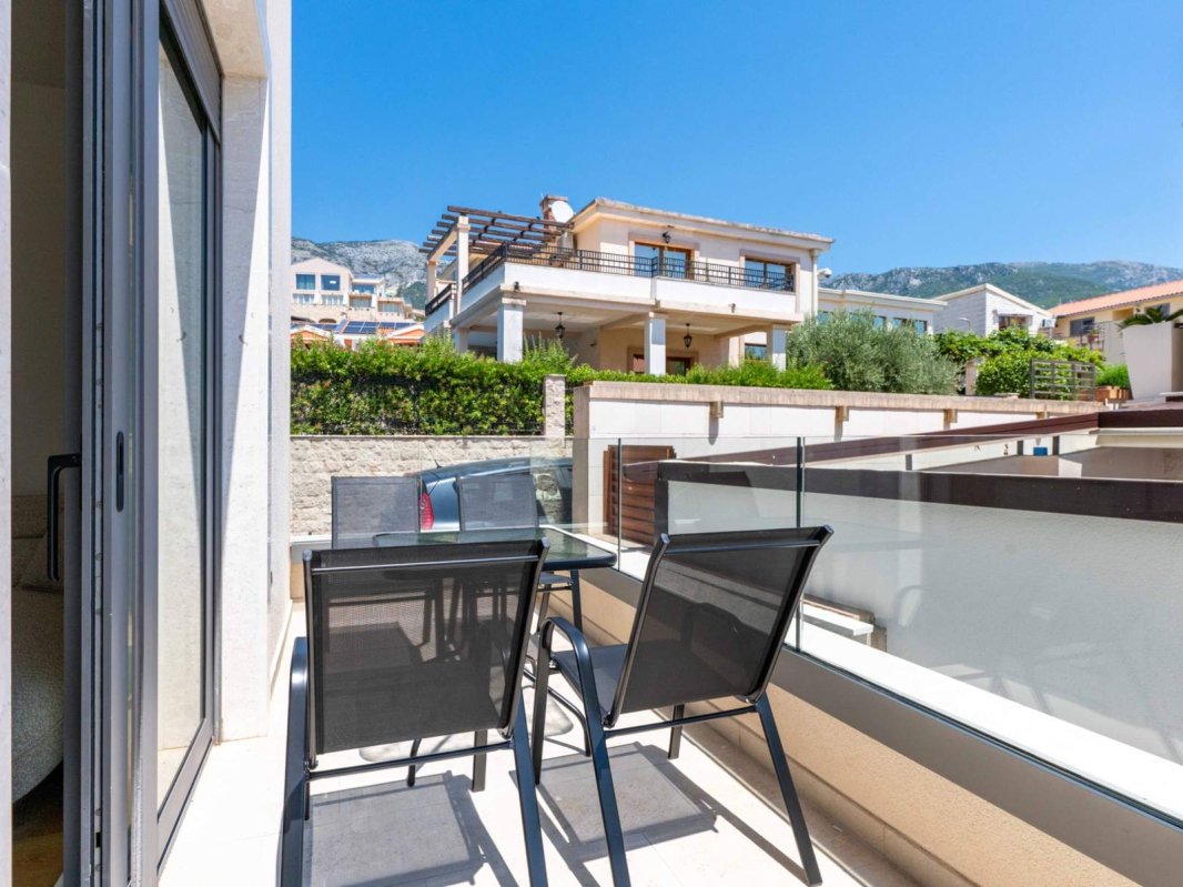 One-bedroom apartment with sea view for rent — Budva, Becici