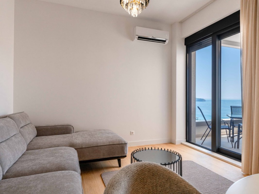 One-bedroom apartment with sea view for rent — Budva, Becici