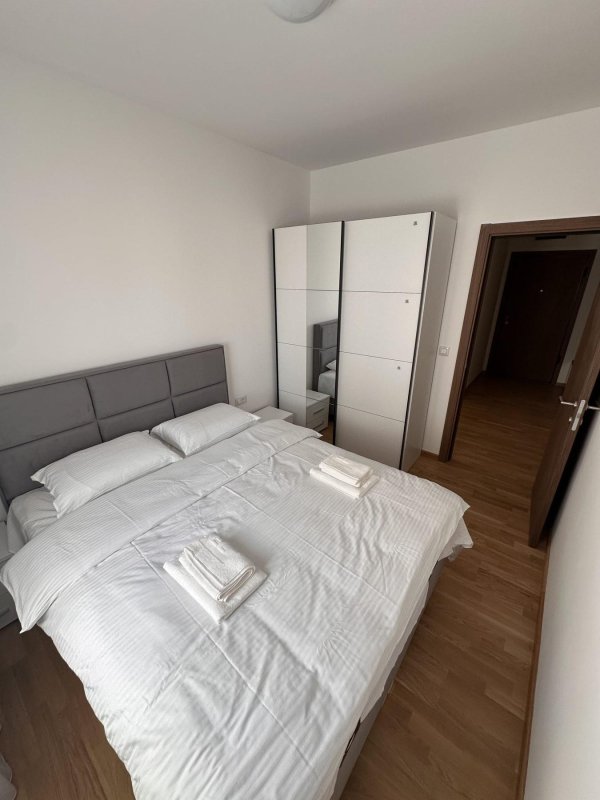 Stan sa 2 spavaće sobe sa pogledom na grad i planine — Budva
