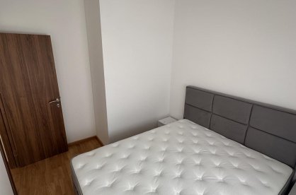 Stan sa 2 spavaće sobe sa pogledom na grad i planine — Budva