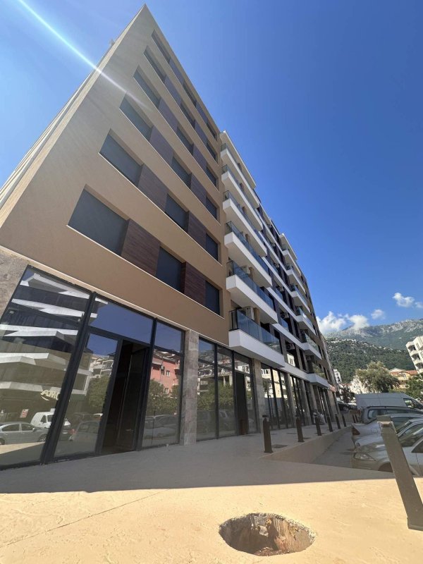 Stan sa 2 spavaće sobe sa pogledom na grad i planine — Budva