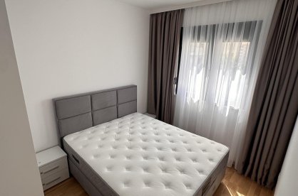 Stan sa 2 spavaće sobe sa pogledom na grad i planine — Budva