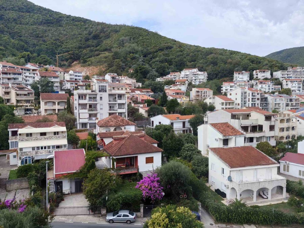 Stan sa 1 spavaćom sobom na poslednjem spratu, Budva — prodaja