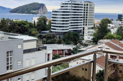Stan sa 1 spavaćom sobom na poslednjem spratu, Budva — prodaja