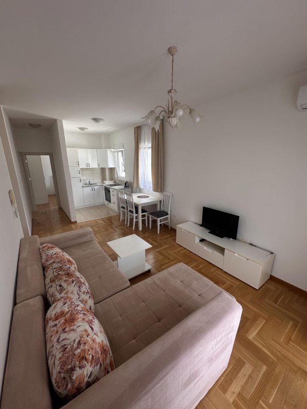 Stan sa 2 spavaće sobe u zgradi Rea, Budva
