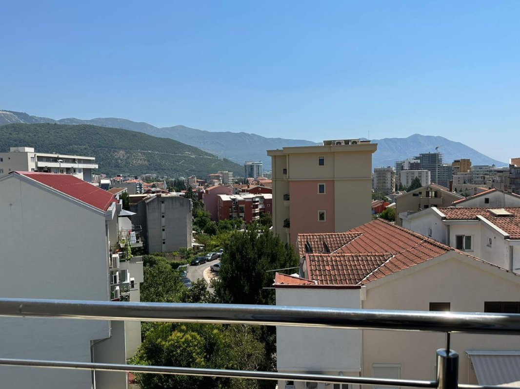 Stan sa 2 spavaće sobe u zgradi Rea, Budva
