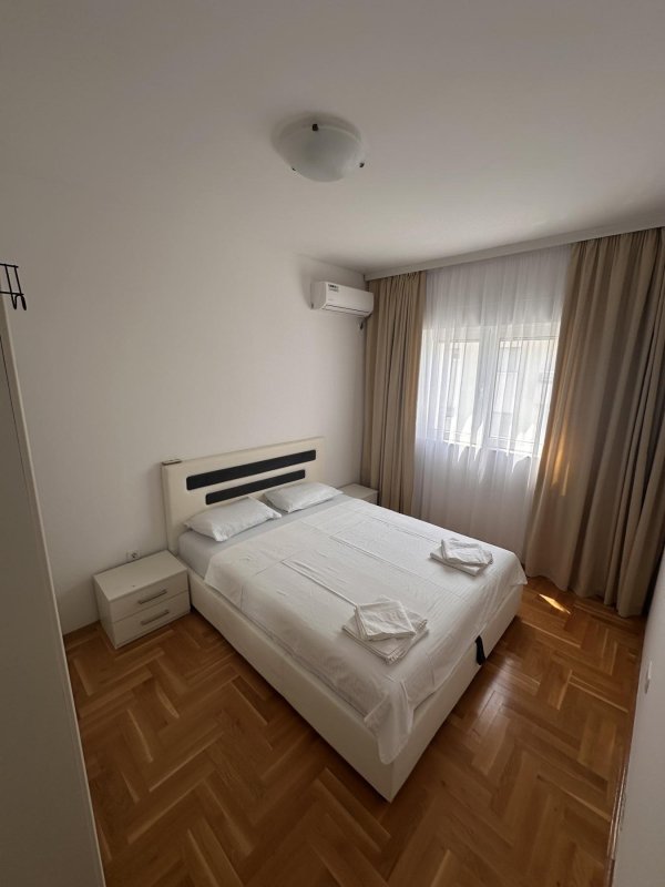 Stan sa 2 spavaće sobe u zgradi Rea, Budva
