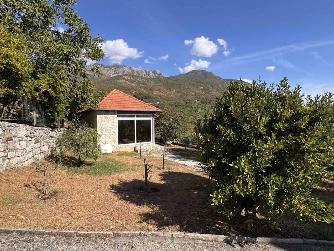 House with Garden and Mountain Views, Pelinovo — For Rent