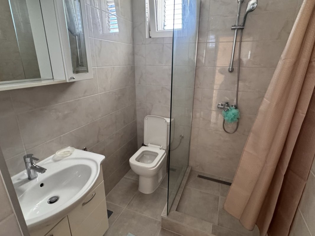 Kuća sa baštom i pogledom na planine, Pelinovo — izdavanje