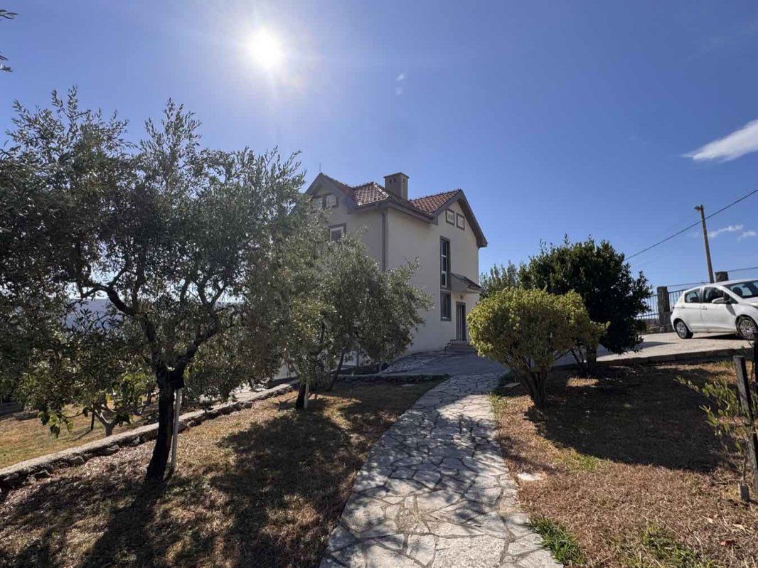 House with Garden and Mountain Views, Pelinovo — For Rent