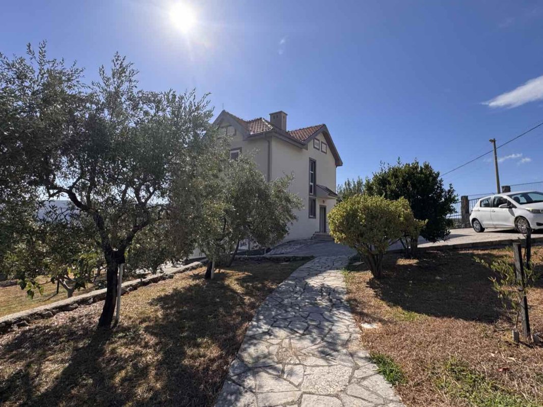 House with Garden and Mountain Views, Pelinovo — For Rent