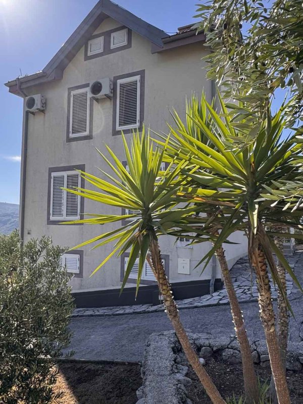 House with Garden and Mountain Views, Pelinovo — For Rent
