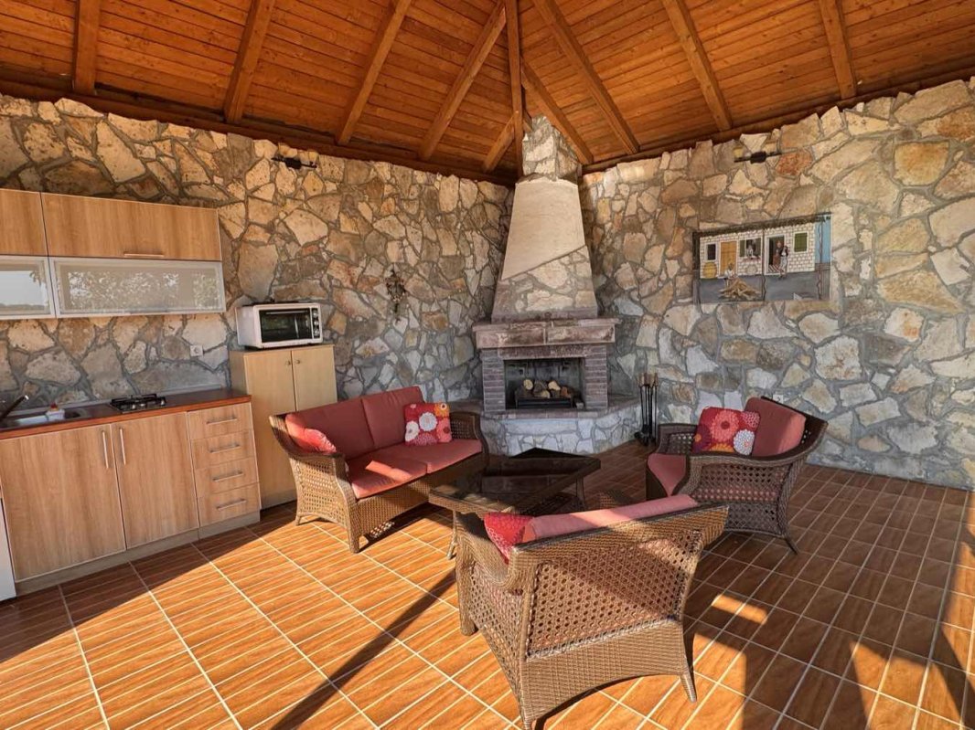 House with Garden and Mountain Views, Pelinovo — For Rent