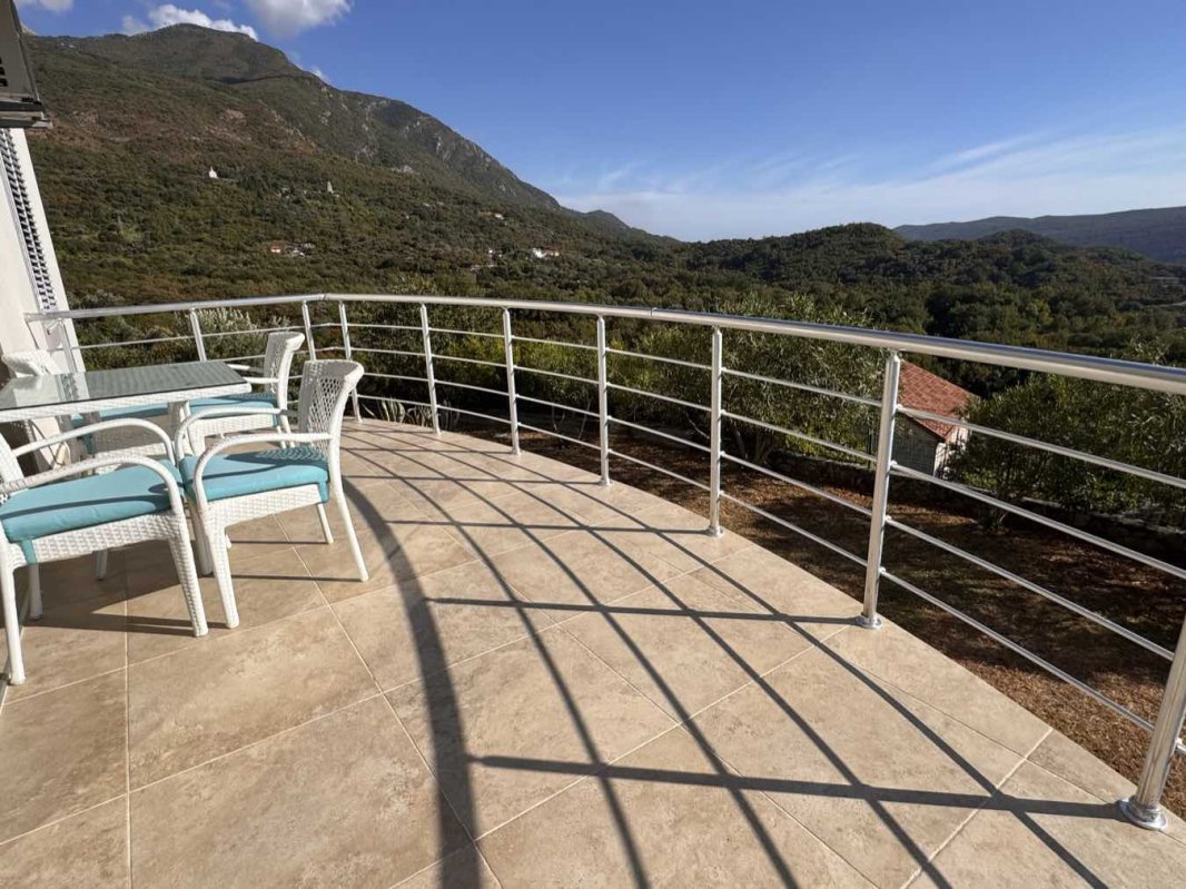 House with Garden and Mountain Views, Pelinovo — For Rent