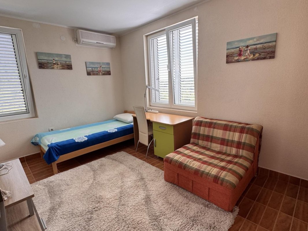 House with Garden and Mountain Views, Pelinovo — For Rent