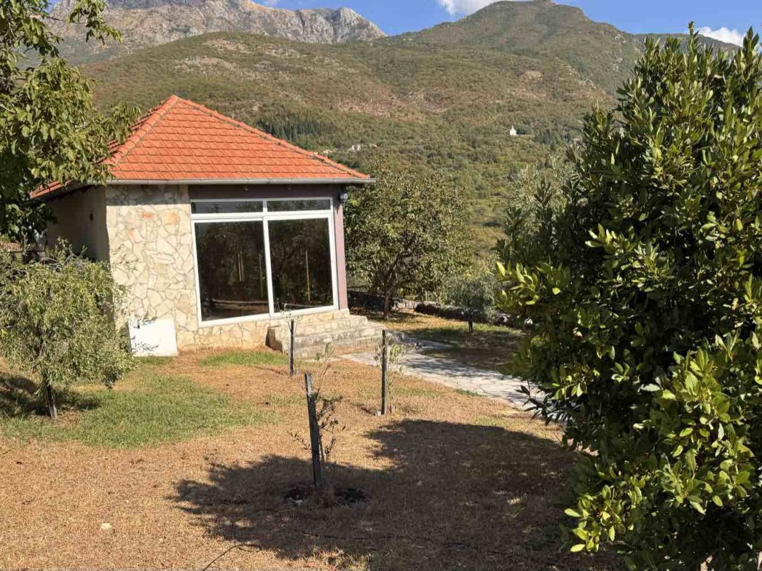 House with Garden and Mountain Views, Pelinovo — For Rent