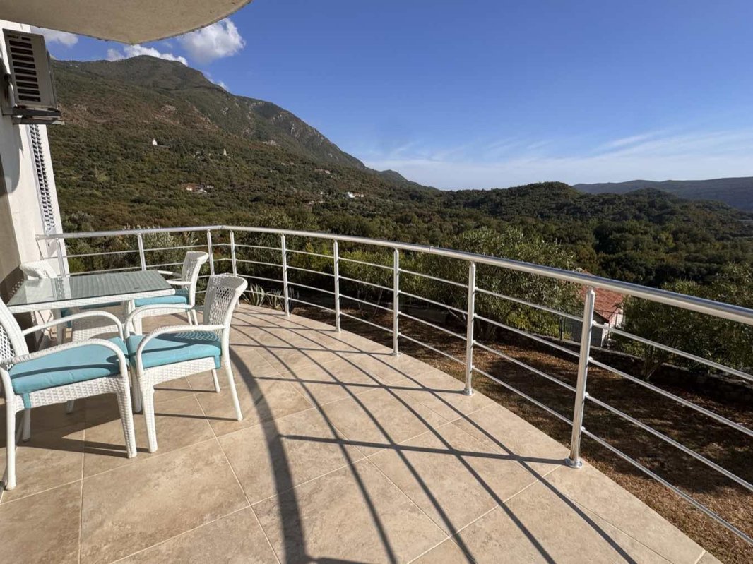 House with Garden and Mountain Views, Pelinovo — For Rent