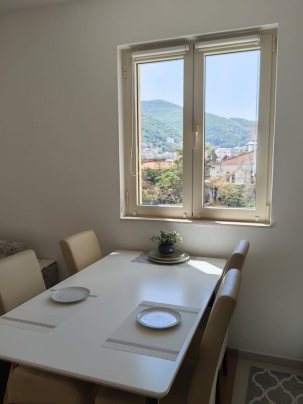 Stan sa 2 spavaće sobe, pogled na grad i planine, Budva — prodaja
