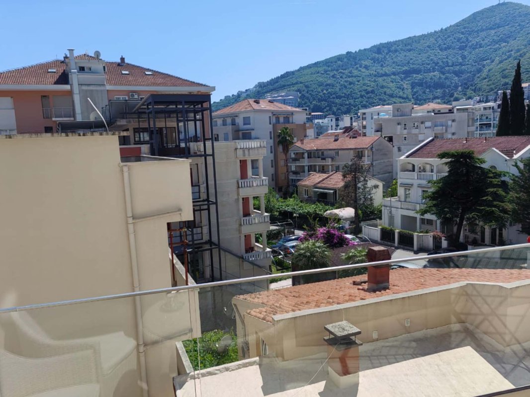 Stan sa 2 spavaće sobe, pogled na grad i planine, Budva — prodaja