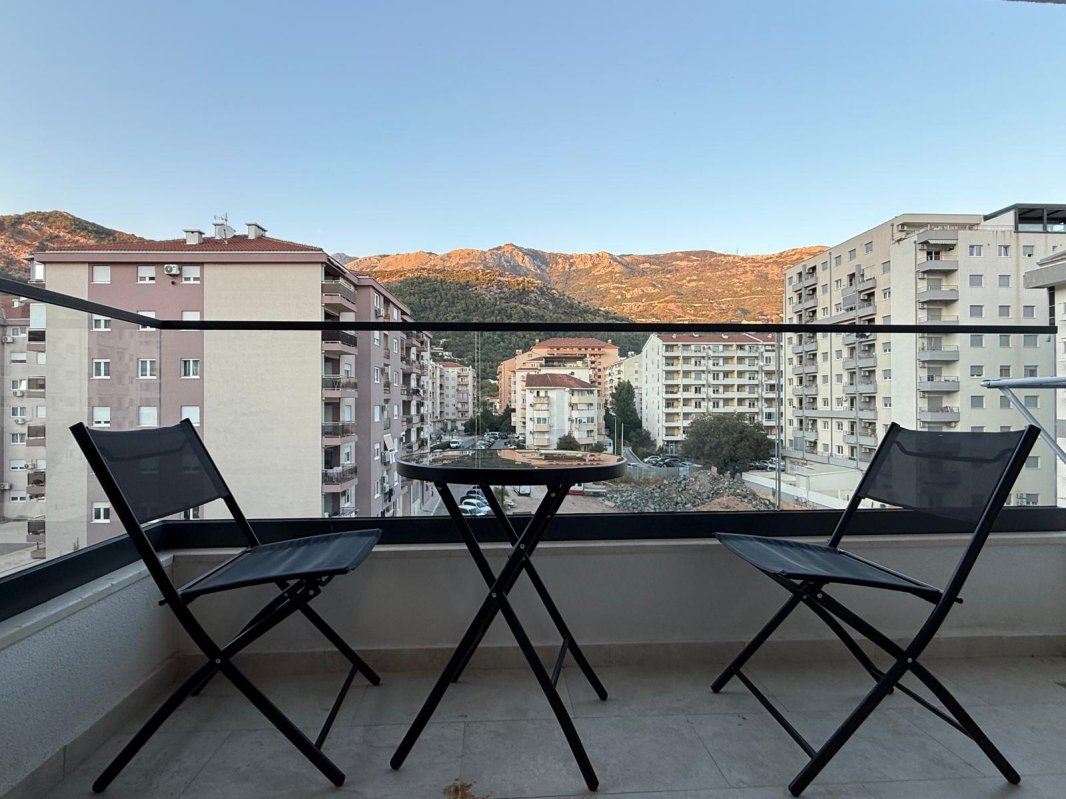 Izdaje se stan sa 1 spavaćom sobom u Budvi — nova zgrada, pogled na planine