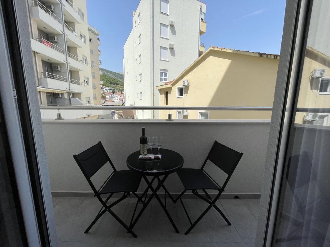 Apartment for Rent with 1 Bedroom in Budva — Maslinjak Street, 600 m to the Sea