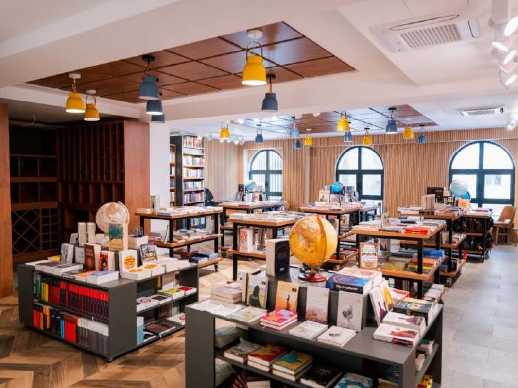Izdaje se poslovni prostor 200 m² u centru Budve — terasa i 3 izloga