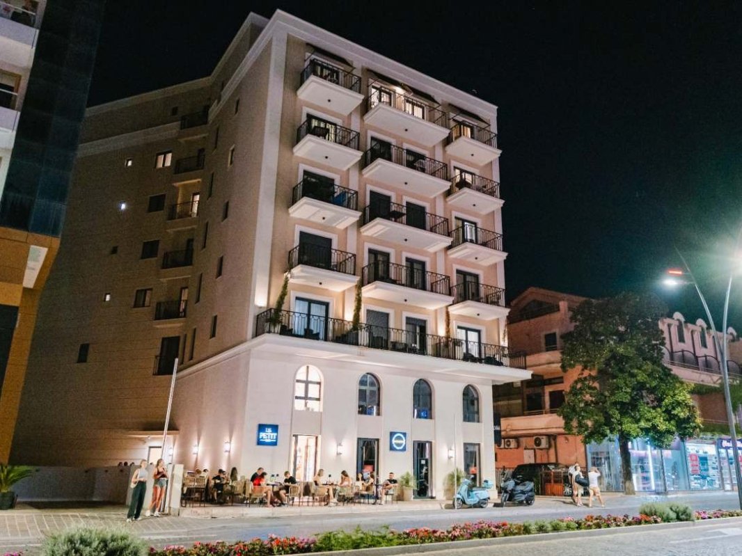 Izdaje se poslovni prostor 200 m² u centru Budve — terasa i 3 izloga