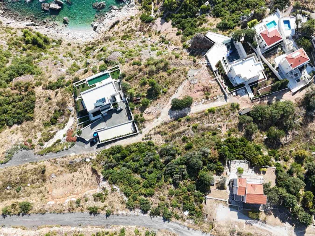 Prodaje se plac 573 m² sa građevinskom dozvolom i pogledom na more — Reževići