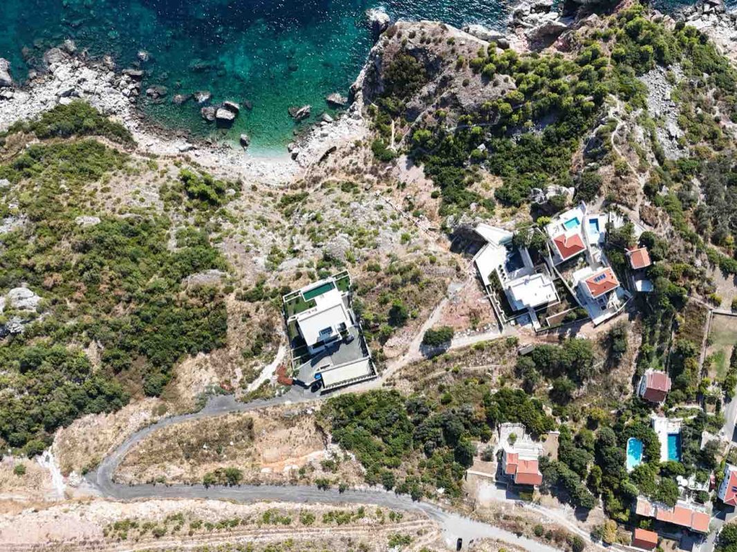Prodaje se plac 573 m² sa građevinskom dozvolom i pogledom na more — Reževići