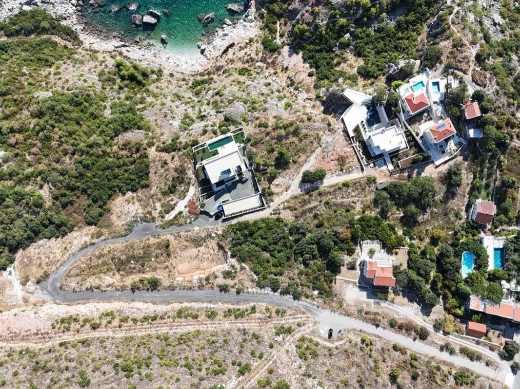 Prodaje se plac 573 m² sa građevinskom dozvolom i pogledom na more — Reževići