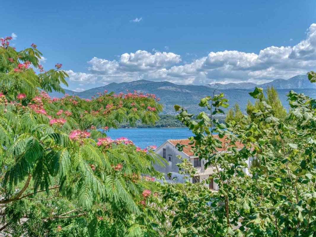 Prodaje se kuća sa 3 spavaće sobe i pogledom na more — Tivat