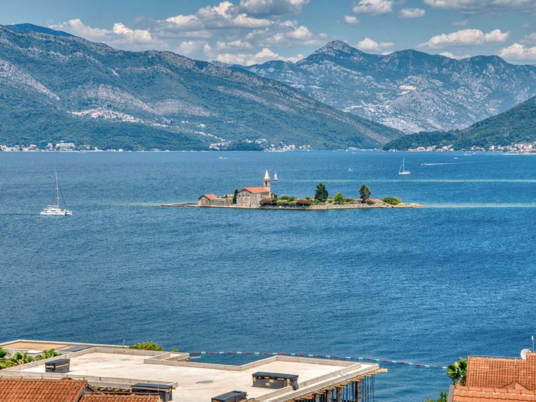 Prodaje se kuća sa 3 spavaće sobe i pogledom na more — Tivat