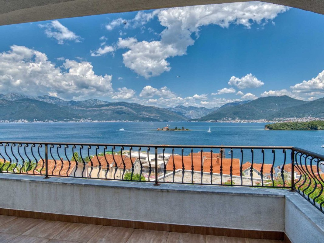 Prodaje se kuća sa 3 spavaće sobe i pogledom na more — Tivat