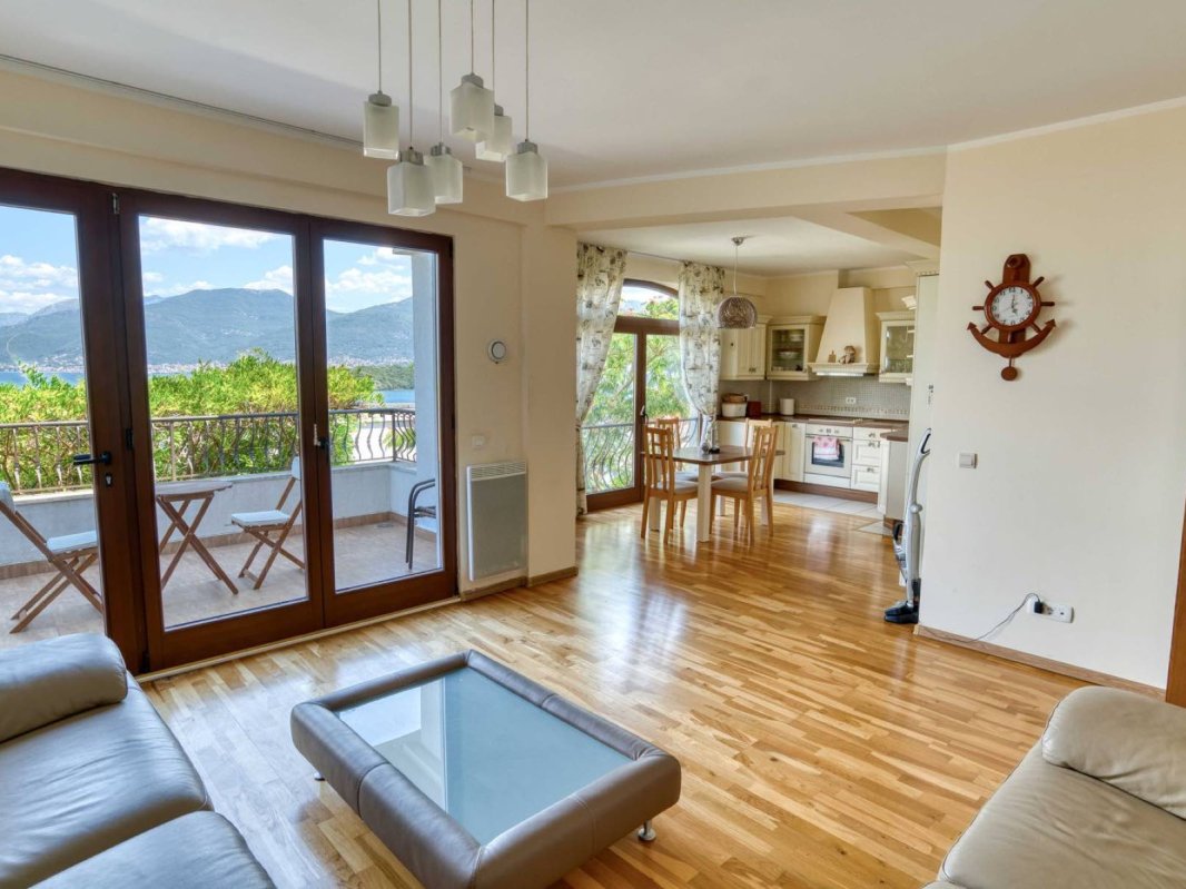 House for Sale with 3 Bedrooms and Sea View — Tivat