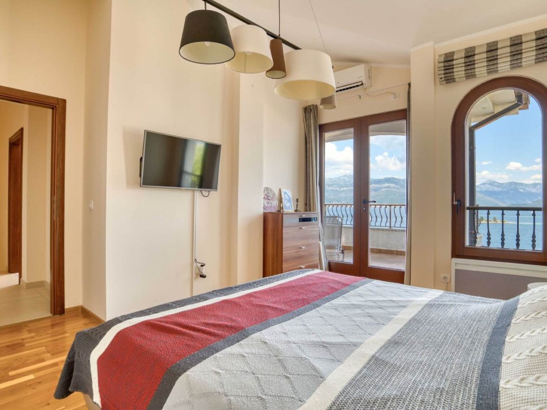 Prodaje se kuća sa 3 spavaće sobe i pogledom na more — Tivat