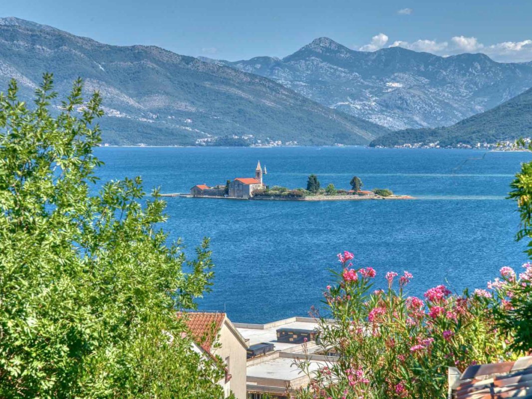 Prodaje se kuća sa 3 spavaće sobe i pogledom na more — Tivat